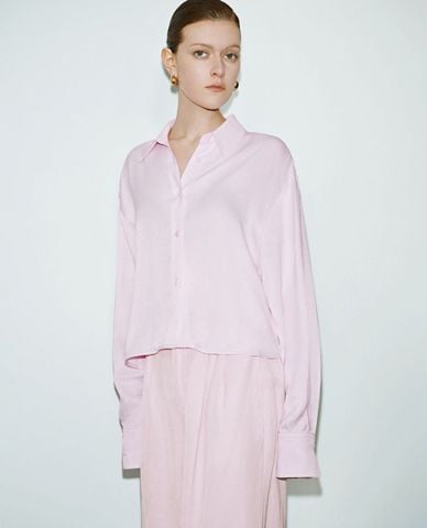  URBAN REVIVO - Áo sơ mi nữ cổ bẻ tay dài phom croptop 