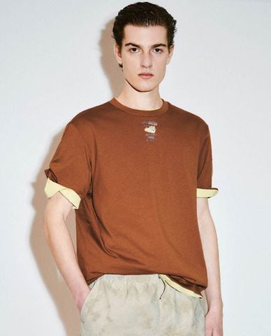  URBAN REVIVO - Áo thun nam cổ tròn tay ngắn phối họa tiết 