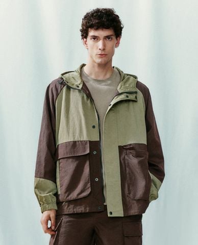  URBAN REVIVO - Áo khoác nam phối mũ phom rộng thời trang 