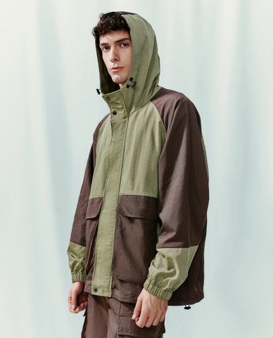  URBAN REVIVO - Áo khoác nam phối mũ phom rộng thời trang 