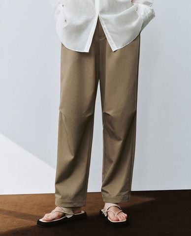  URBAN REVIVO - Quần nữ ống rộng lưng thun Carrot Fit 