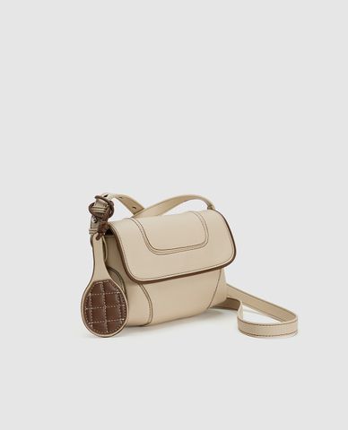  URBAN REVIVO - Túi đeo chéo nữ phom chữ nhật phối charm 