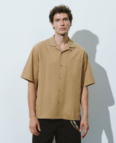  URBAN REVIVO - Áo sơ mi nam cổ bẻ tay ngắn phối túi Button Up Loose 