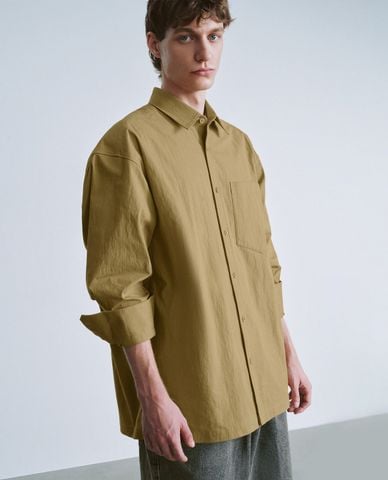  URBAN REVIVO - Áo sơ mi nam cổ bẻ tay dài phối túi vuông Button Up 