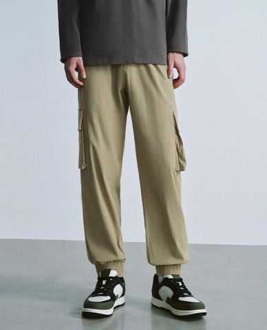  URBAN REVIVO - Quần nam ống rộng lưng thun phối túi hộp thời trang 