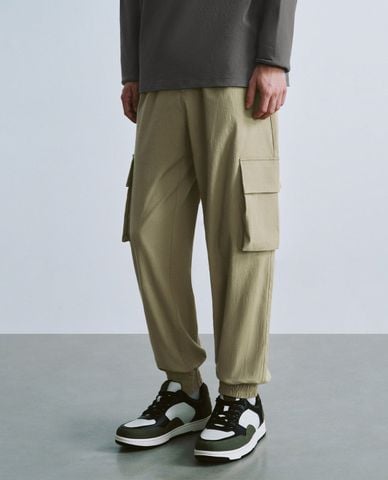  URBAN REVIVO - Quần nam ống rộng lưng thun phối túi hộp thời trang 