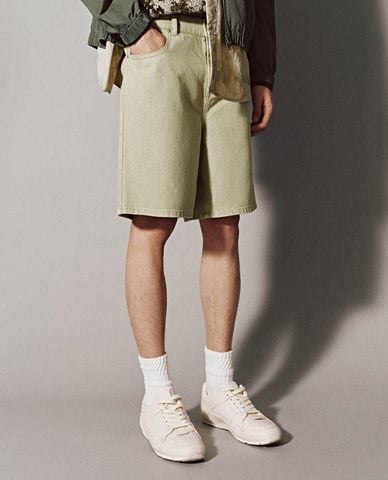  URBAN REVIVO - Quần short jeans nam hiện đại 