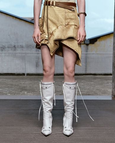  URBAN REVIVO - Chân váy denim mini độc đáo 