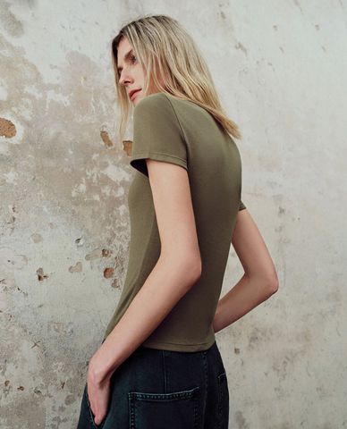  URBAN REVIVO - Áo thun nữ cổ tròn tay ngắn 