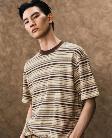  URBAN REVIVO - Áo thun nam cổ tròn tay ngắn phối sọc 