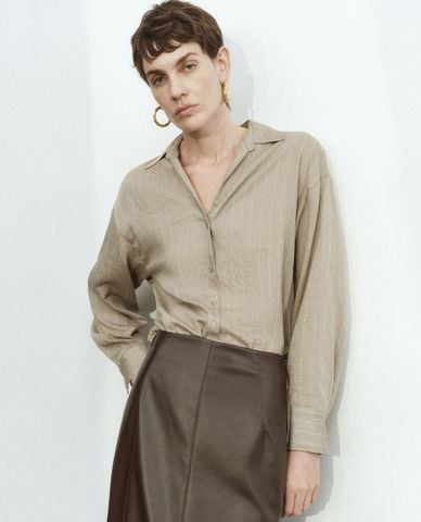  URBAN REVIVO - Áo sơ mi nữ cổ bẻ tay dài phom suông 