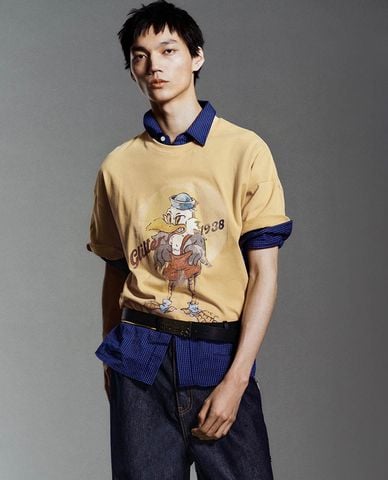  URBAN REVIVO - Áo thun nam cổ tròn in hình hiện đại 