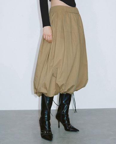  URBAN REVIVO - Chân váy chữ A midi lưng thun trẻ trung 