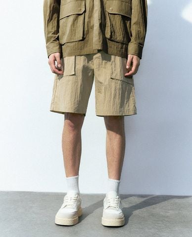  URBAN REVIVO - Quần short nam ngang gối lưng thun Leisure 