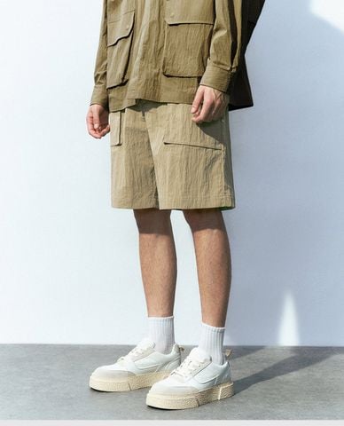  URBAN REVIVO - Quần short nam ngang gối lưng thun Leisure 