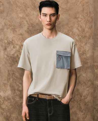  URBAN REVIVO - Áo thun nam cổ tròn tay ngắn phối túi hộp 