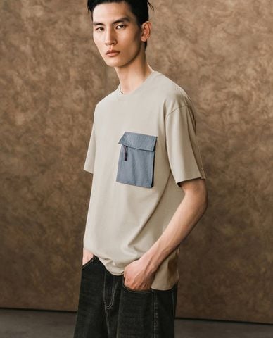  URBAN REVIVO - Áo thun nam cổ tròn tay ngắn phối túi hộp 