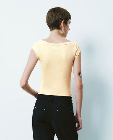  URBAN REVIVO - Áo thun nữ cổ thuyền tay ngắn phom ôm 