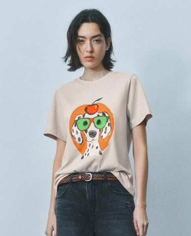  URBAN REVIVO - Áo thun nữ cổ tròn tay ngắn in hình 