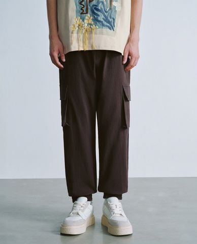  URBAN REVIVO - Quần nam ống rộng lưng thun phối túi hộp thời trang 