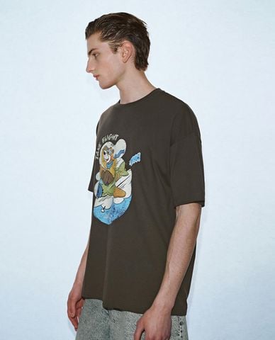  URBAN REVIVO - Áo thun nam cổ tròn tay ngắn in họa tiết 