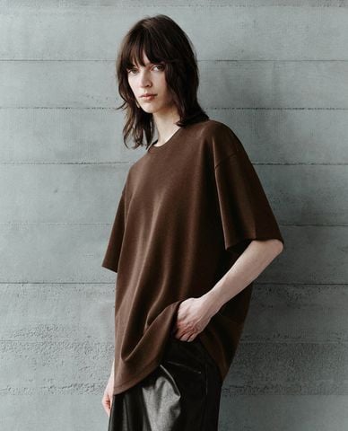  URBAN REVIVO - Áo thun nữ cổ tròn tay ngắn hiện đại 