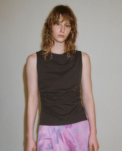  URBAN REVIVO - Áo sát nách nữ cổ đổ Ruched 