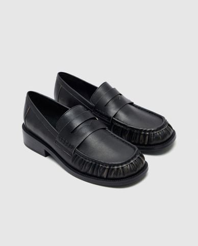  URBAN REVIVO - Giày lười nữ đế thấp mũi vuông cá tính 