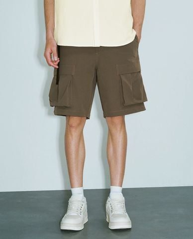  URBAN REVIVO - Quần short nam ngang gối lưng thun Utility 