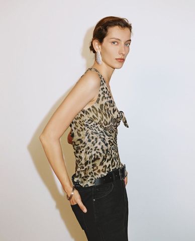  URBAN REVIVO - Áo sát nách nữ cổ V trẻ trung 