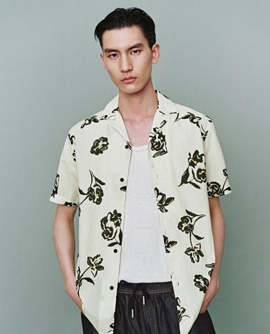  URBAN REVIVO - Áo sơ mi nam cổ bẻ tay ngắn Floral Printed 