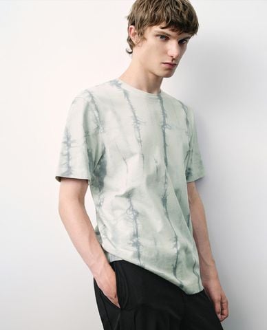  URBAN REVIVO - Áo thun nam cổ tròn tay ngắn cá tính 