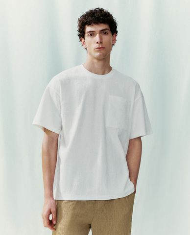  URBAN REVIVO - Áo thun nam cổ tròn tay ngắn phối túi 