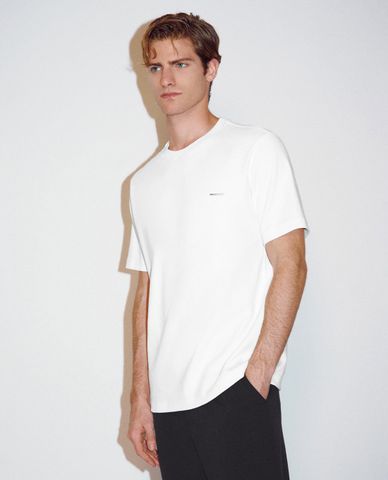  URBAN REVIVO - Áo thun nam cổ tròn tay ngắn hiện đại 