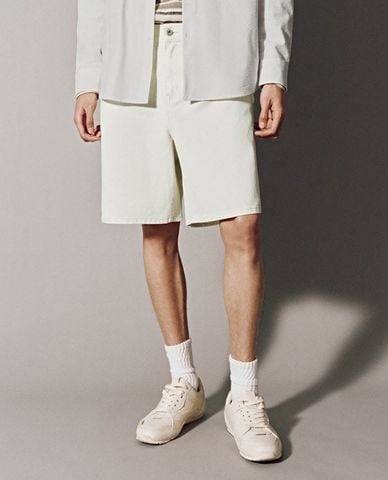  URBAN REVIVO - Quần short jeans nam ngang gối lưng thun 