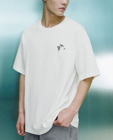  URBAN REVIVO - Áo thun nam cổ tròn tay ngắn Cat Embroidered 