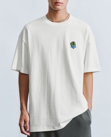  URBAN REVIVO - Áo thun nam cổ tròn tay ngắn phối hình thêu trẻ trung 