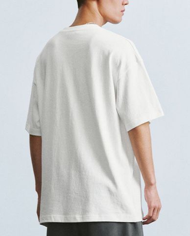  URBAN REVIVO - Áo thun nam cổ tròn tay ngắn phối hình thêu trẻ trung 