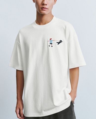  URBAN REVIVO - Áo thun nam cổ tròn tay ngắn Cartoon Embossed 