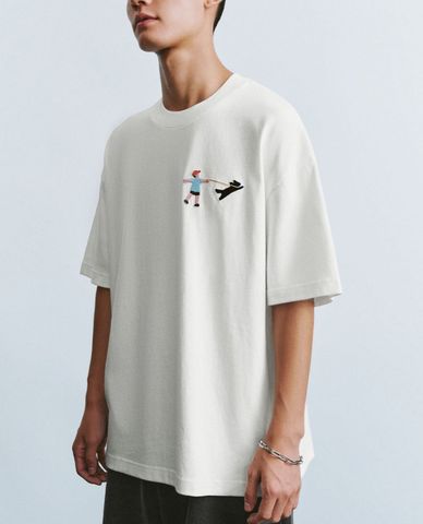  URBAN REVIVO - Áo thun nam cổ tròn tay ngắn Cartoon Embossed 