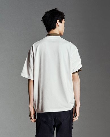  URBAN REVIVO - Áo thun nam cổ tròn in hình nổi bật 