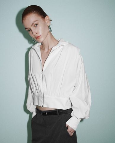  URBAN REVIVO - Áo khoác croptop nữ cổ trụ tay dài phối zip 