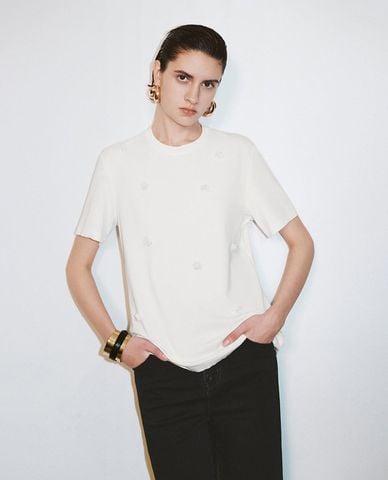  URBAN REVIVO - Áo thun nữ cổ tròn tay ngắn đính hoa 