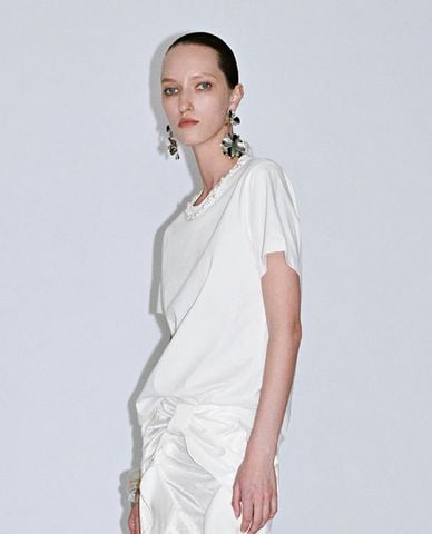  URBAN REVIVO - Áo thun nữ cổ tròn tay ngắn Pearl Decor 