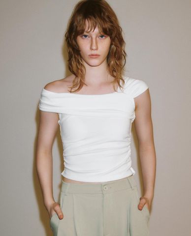  URBAN REVIVO - Áo trễ vai nữ phom ôm cá tính 