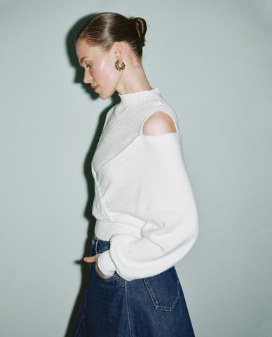  URBAN REVIVO - Áo dệt kim nữ tay dài phom ôm Cold Shoulder 