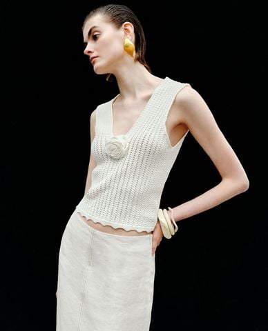  URBAN REVIVO - Áo sát nách nữ dệt kim cổ V phối hoa 