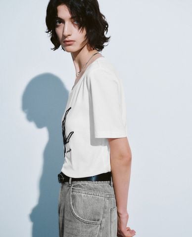  URBAN REVIVO - Áo thun nữ cổ tròn tay ngắn phối hoạ tiết 