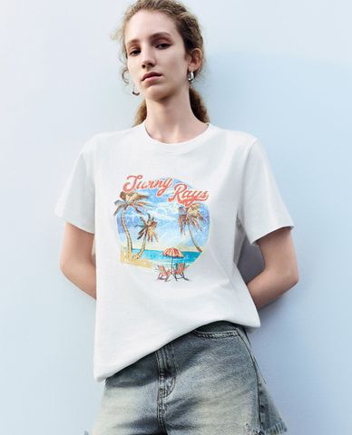  URBAN REVIVO - Áo thun nữ cổ tròn tay ngắn in hình nổi bật 