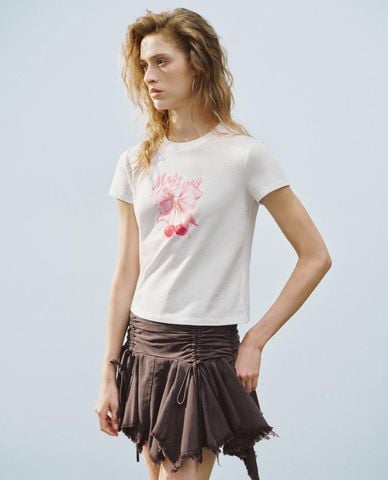  URBAN REVIVO - Áo thun nữ cổ tròn tay ngắn in họa tiết 